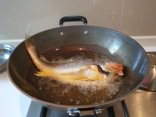 糖醋黄花鱼,放入黄花鱼不要马上翻动，等鱼炸出黄色在翻动。