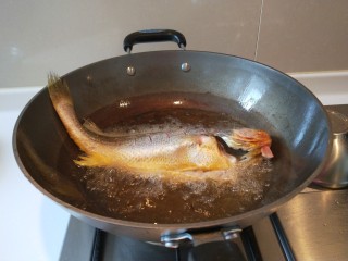 糖醋黄花鱼,炸鱼要中火，油温不要太高，以免炸过火了。