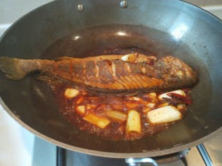 糖醋黄花鱼,放入炸制好的黄花鱼，加入一勺番茄酱，加入15米醋加入一杯开水。