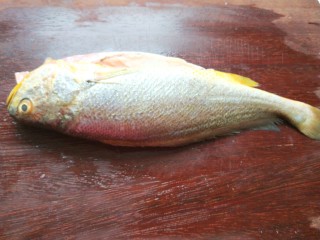 糖醋黄花鱼,买回来的黄花鱼趁新鲜马上做来吃。