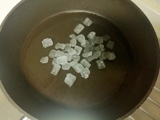 糖醋排骨,锅中加半碗水，放入冰糖。