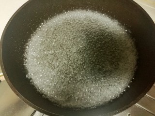 糖醋排骨,锅里的冰糖融化后。