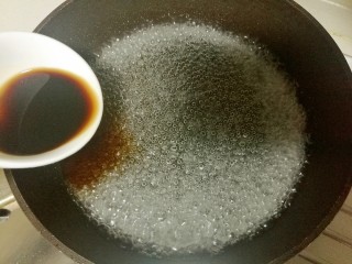 糖醋排骨,加入米醋。