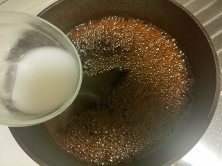 糖醋排骨,用水淀粉勾芡。