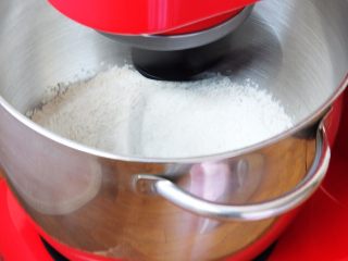 全麦迷你小面包（一次发酵）,全麦粉、盐和细砂糖倒入厨师机内，启动厨师机低速搅拌，使其材料混合。