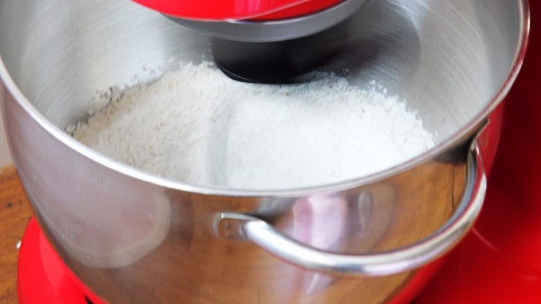 全麦迷你小面包（一次发酵）,<a style='color:red;display:inline-block;' href='/shicai/ 534'>全麦粉</a>、盐和细砂糖倒入厨师机内，启动厨师机低速搅拌，使其材料混合。