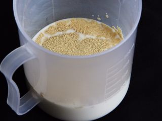 全麦迷你小面包（一次发酵）,牛奶加热至37度，加入发酵粉孵化。