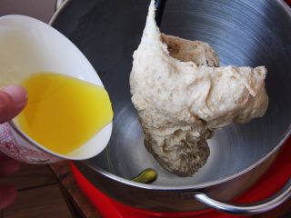 全麦迷你小面包（一次发酵）,倒入橄榄油，继续搅拌20分钟。