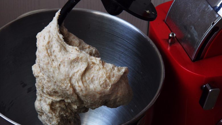 全麦迷你小面包（一次发酵）,10分钟后，面团已经成团。