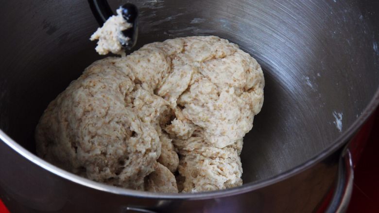全麦迷你小面包（一次发酵）,厨师机二档速度搅拌10分钟，这是5分钟时的状态。