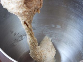 全麦迷你小面包（一次发酵）,加入橄榄油后20分钟的状态，检查面团是否出膜。