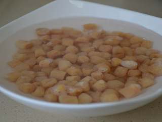 干贝玉米萝卜汤,将干贝洗净，用温水泡发，最少2小时以上。