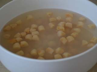 干贝玉米萝卜汤,泡发好的干贝，涨至两倍大。水微黄。