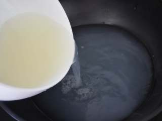 干贝玉米萝卜汤,将泡发干贝的水倒入锅内，再加少量水。