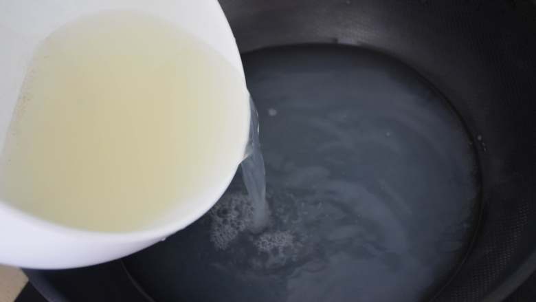 干贝玉米萝卜汤,将泡发干贝的水倒入锅内，再加少量水。