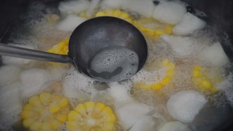 干贝玉米萝卜汤,撇出表面的少许浮沫。