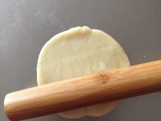 老婆饼（糯米椰蓉馅）零失败,用手轻按下，用擀面杖，擀成圆形！