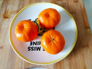 橘子大福,橘子放入盘里备用