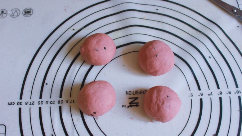 辅食计划 西瓜馒头,也可以做成圆形的：
红色面团家黑芝麻揉匀之后分成4份，分别搓圆