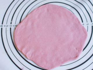 辅食计划 西瓜馒头,取出发酵好的红曲面团，平均分成两份，排气揉匀之后用擀面杖擀平