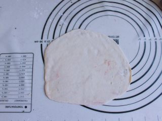 辅食计划 西瓜馒头,白色面团擀成圆形，用模具刻出4个圆形
