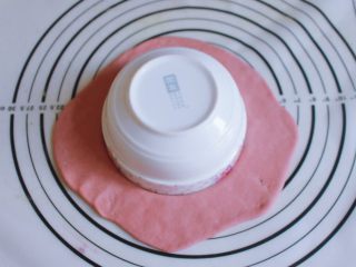 辅食计划 西瓜馒头,取一个碗，在红曲面团上用碗口按一个圆