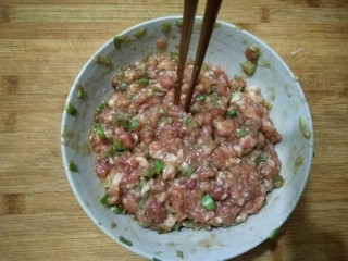 蛋饺娃娃菜粉丝煲,直到搅上劲儿，筷子能立在肉馅中即可。