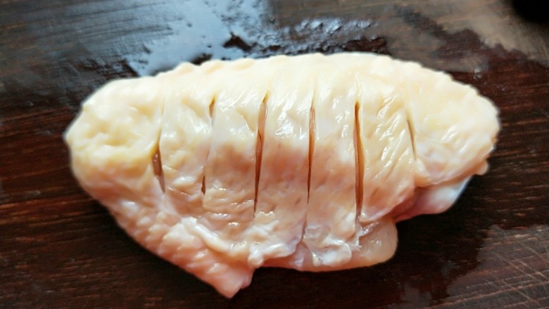 香煎多味鸡翅,鸡翅用刀在鸡皮上切5-6刀，容易入味。