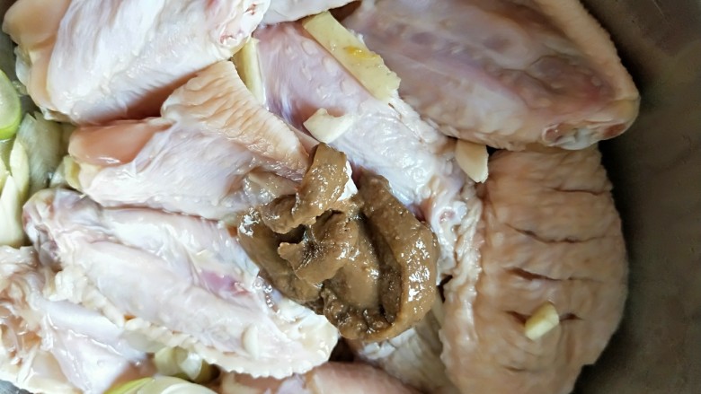 香煎多味鸡翅,加入适量涮料酱，腌制一小时左右就可以上锅煎制了。