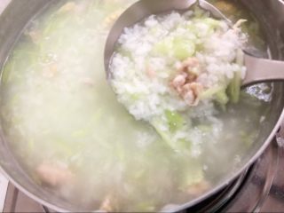 辅食计划+青瓜鸡肉粥,加入鸡中翅和青瓜后再次搅拌一下