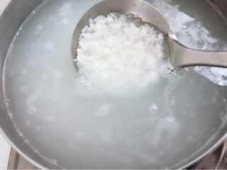 辅食计划+青瓜鸡肉粥,米放入锅内加水煮开搅拌一下