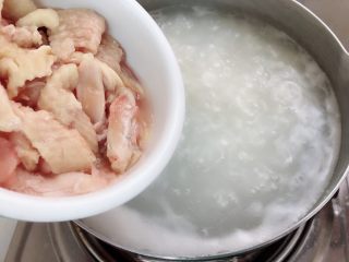 辅食计划+青瓜鸡肉粥,米煮八分熟的时候加入鸡中翅