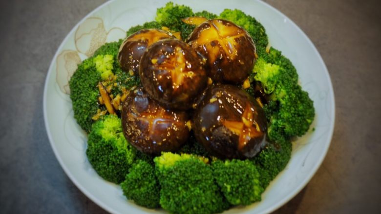 蚝油冬菇西兰花,上桌。