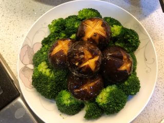 蚝油冬菇西兰花,摆在西兰花上面。