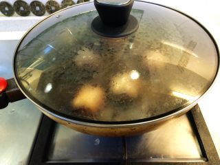 蚝油冬菇西兰花,加盖中小火焖5分钟。保持锅内汤汁足量。