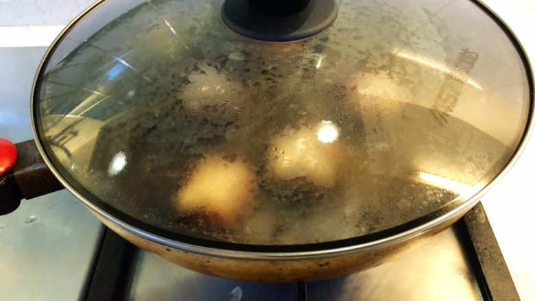 蚝油冬菇西兰花,加盖中小火焖5分钟。保持锅内汤汁足量。