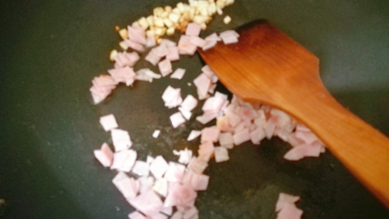 培根土豆饭（电饭锅版）,加火腿片翻炒。