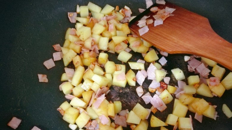 培根土豆饭（电饭锅版）,加土豆块翻炒，最后放点酱油和盐。
