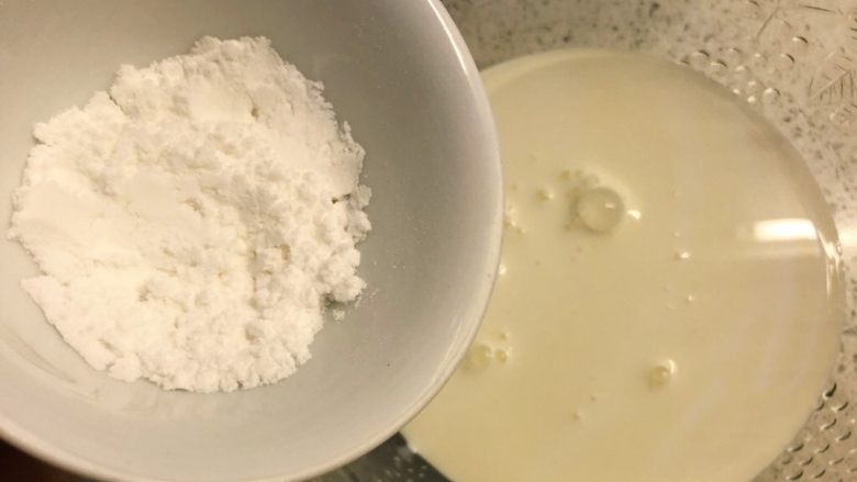 酸奶三色慕斯——有冰箱就能做的蛋糕,加入糖粉。