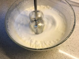 酸奶三色慕斯——有冰箱就能做的蛋糕,用打蛋器打发。
