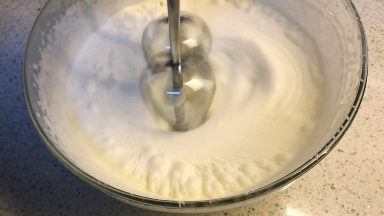 酸奶三色慕斯——有冰箱就能做的蛋糕,用打蛋器打发。