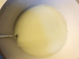 酸奶三色慕斯——有冰箱就能做的蛋糕,搅拌均匀后的样子。放置备用。