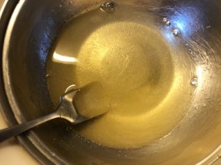 酸奶三色慕斯——有冰箱就能做的蛋糕,隔着热水搅拌，一定要搅拌到粉末完全融化，现在的状态还能看到粉末，继续搅拌。
