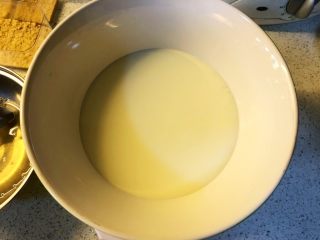 酸奶三色慕斯——有冰箱就能做的蛋糕,取一大碗，倒入250g原味酸奶。