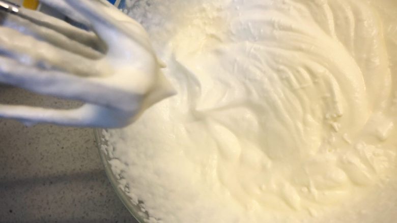 酸奶三色慕斯——有冰箱就能做的蛋糕,打发到6-7成就可以了，不需要打发完全。此时奶油能缓慢流动，提起打蛋器有一小尖角。