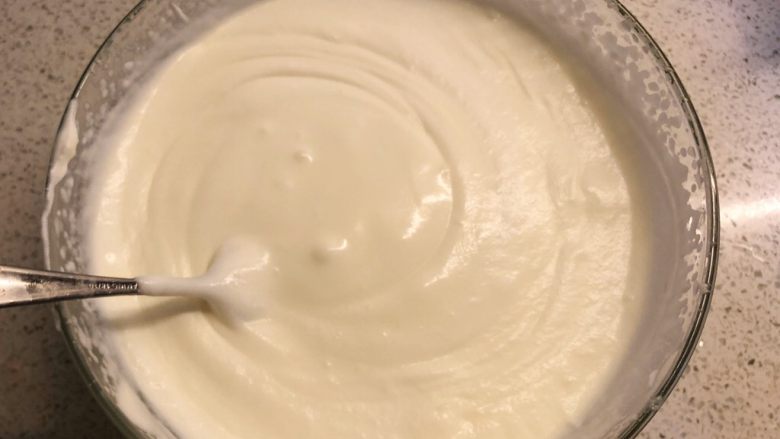 酸奶三色慕斯——有冰箱就能做的蛋糕,酸奶倒入已打发好的奶油中，边加边搅拌均匀。