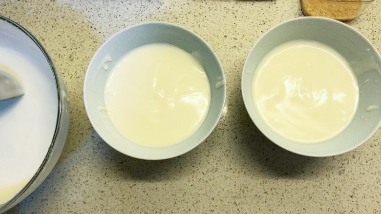酸奶三色慕斯——有冰箱就能做的蛋糕,因为要分色，所以我把搅拌好的酸奶奶油分成三个碗。
单色的话就不用分了。