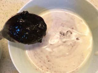 酸奶三色慕斯——有冰箱就能做的蛋糕,第一碗下蓝莓酱，根据自己的喜好加量。
