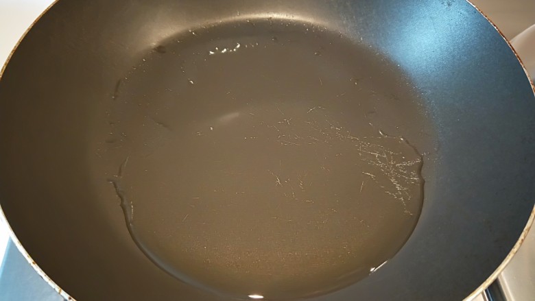 香煎多味鸡翅,平底锅倒入适量油烧热。