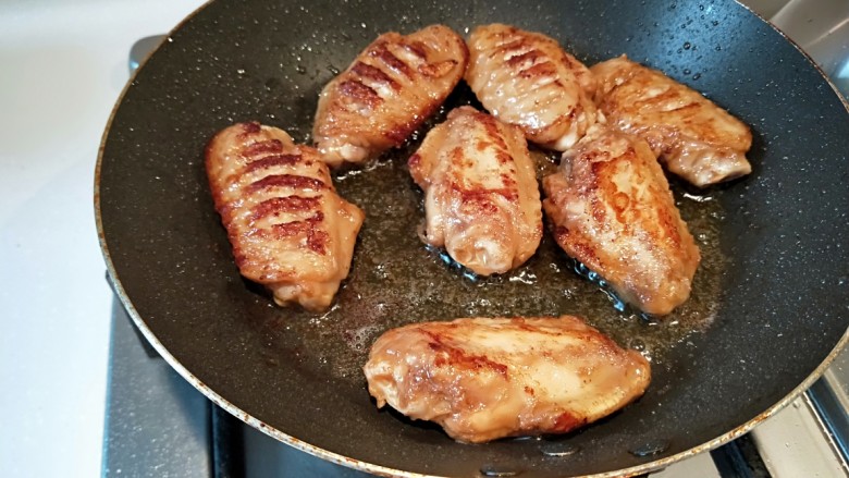 香煎多味鸡翅,煎制两面金黄即可。